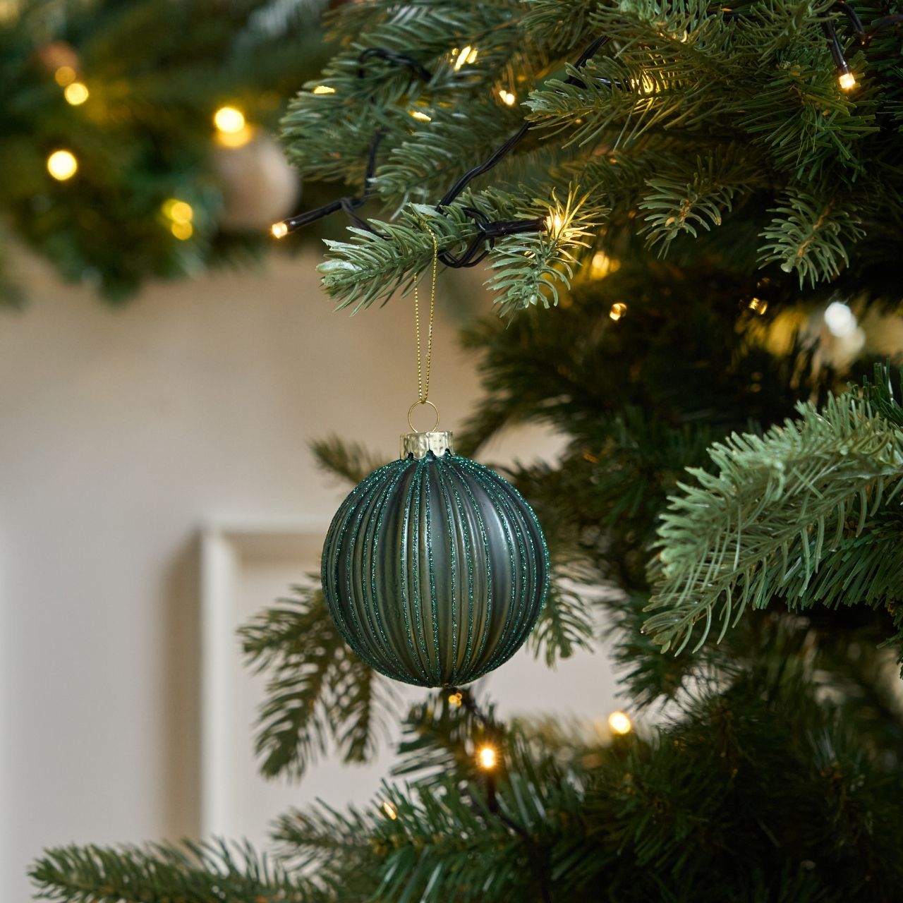 4 Stk. Christbaumkugeln mit vertikalen Streifen